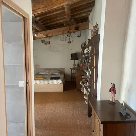 Maison Typique De Village Théziers