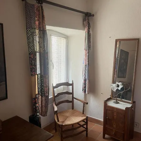 Maison Typique De Village Théziers