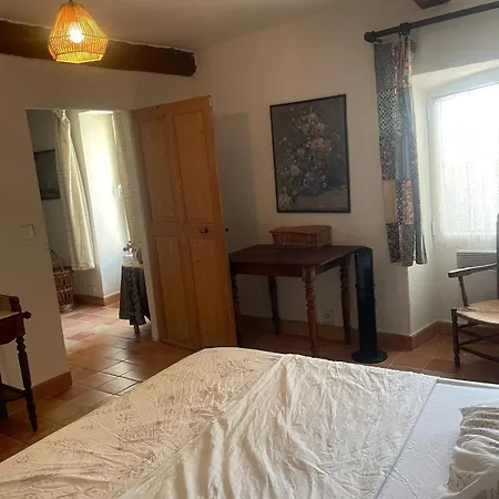 Maison Typique De Village Théziers